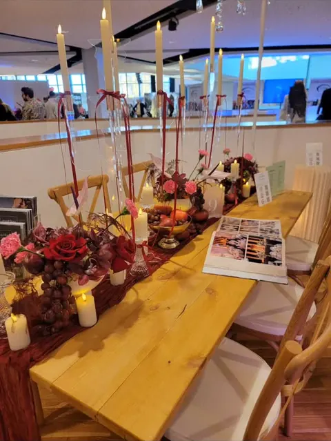 Ein perfektes Match: unsere Holzbohlentische und Dekoration von Genial Floral.