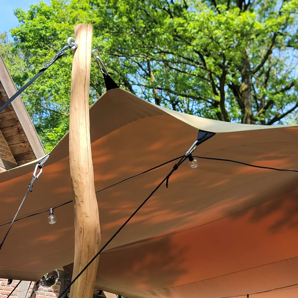 Stretchzelt-Dach aus Stretchgewebe an Holzmasten